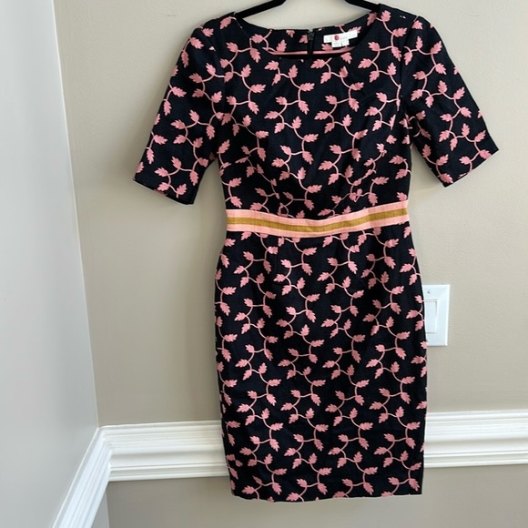 Boden Black Pink Fleur Trellis Leaf Fitted Dress Accent Waist Size 2P - Picture 1 of 13